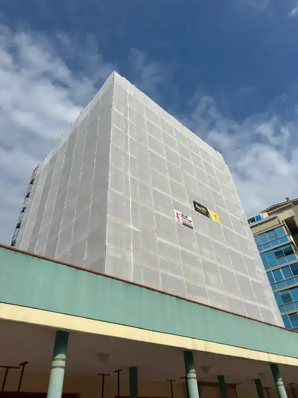 Cantiere 3 — Edificio alto coperto dal telo bianco